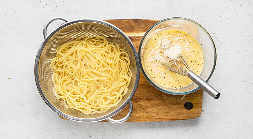 Макароны с яйцом и сыром на сковороде