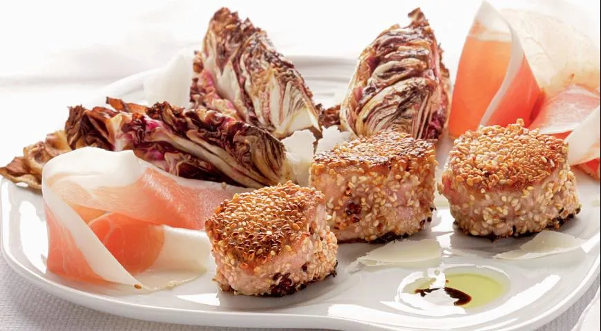 Рецепт свиной вырезки с салатом радиккьо и пармской ветчиной