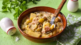 Картошка, тушенная с беконом и сметаной