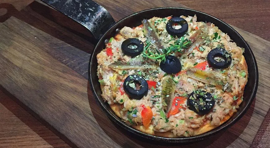 Открытый пирог с тунцом и маслинами 