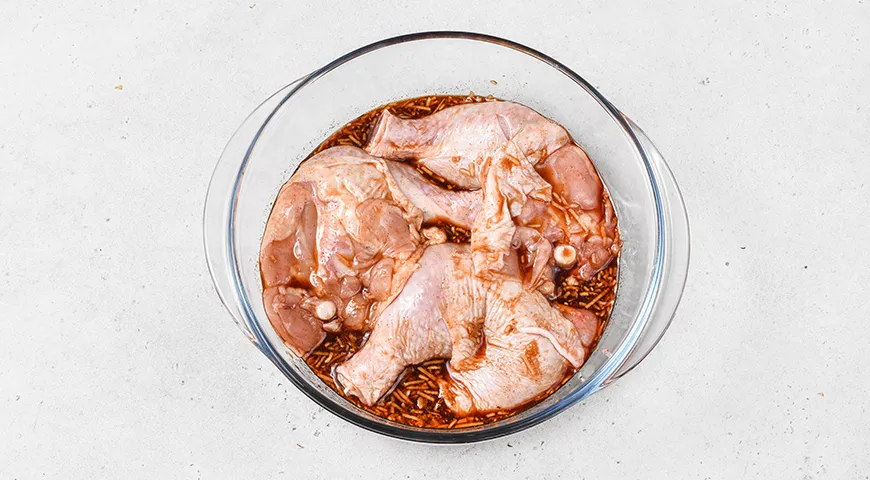 Куриные окорочка, запечённые в медово-соевом соусе, в рукаве