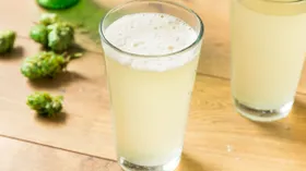 Хмелевая вода: что это за напиток и как он стал альтернативой пиву