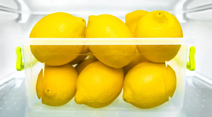 В холодильнике, в ящике для фруктов лимоны могут сохранятся свежими в течение одного месяца