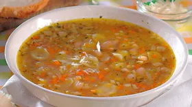 Блюдо из теста с бобами