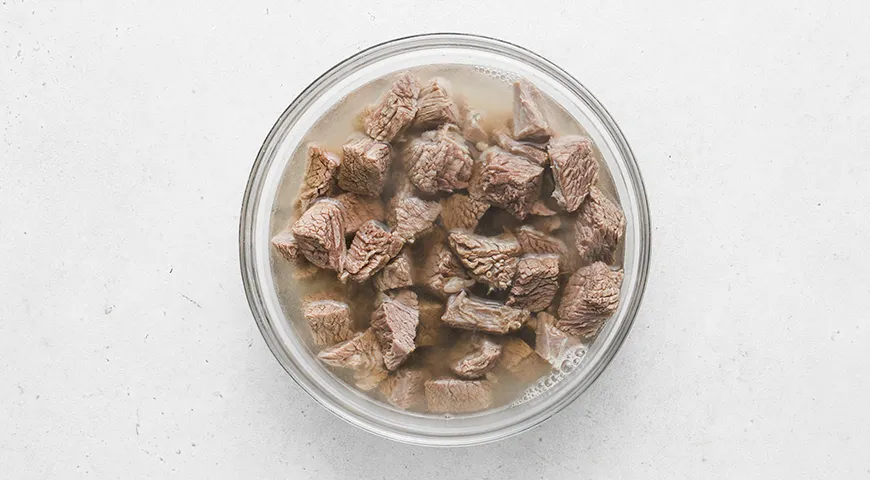 Домашние щи с капустой, мясом и молоком