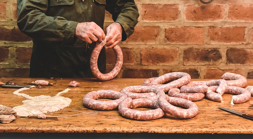 Оболочки для современных сосисок могут быть натуральными (из кишок животных) или искусственными