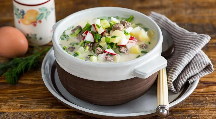 Отварная говядина придает насыщенный мясной вкус и густоту окрошке