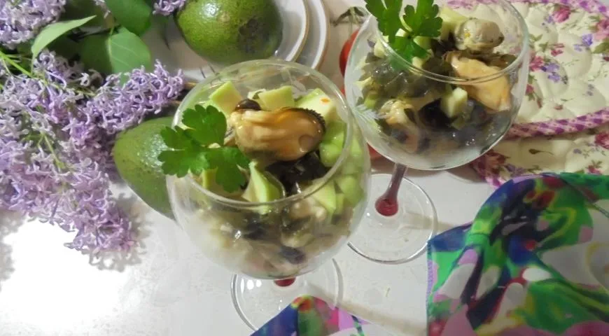Готовим салат с кускусом, морской капустой, авокадо и морским коктейлем