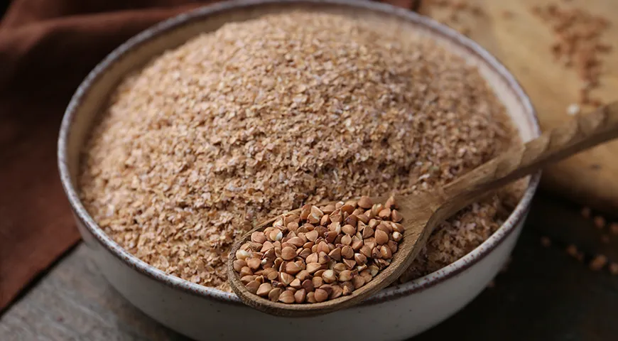 Гречневые хлопья — те же цельные зерна гречки, но расплющенные и высушенные для мгновенной варки