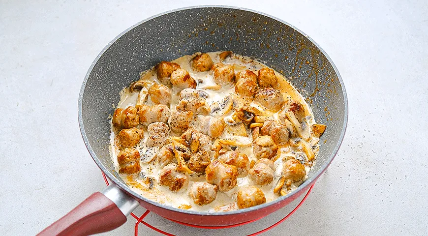 Строганов из колбасок с пастой