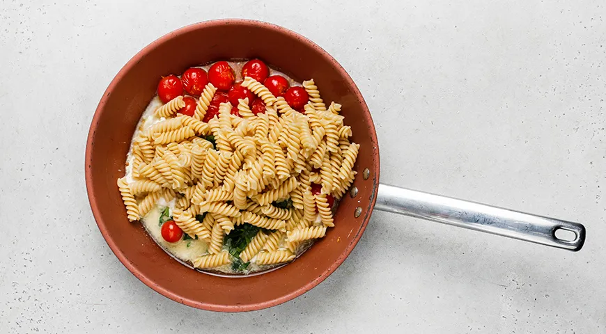 Макароны с брынзой и помидорами на сковороде