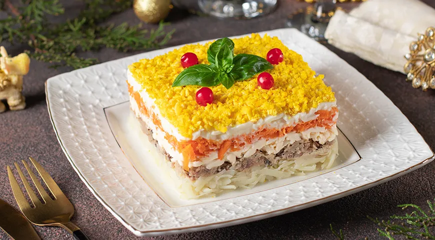 Печень трески добавит салату  «Мимоза» новый яркий вкус и сделает его особенно праздничным