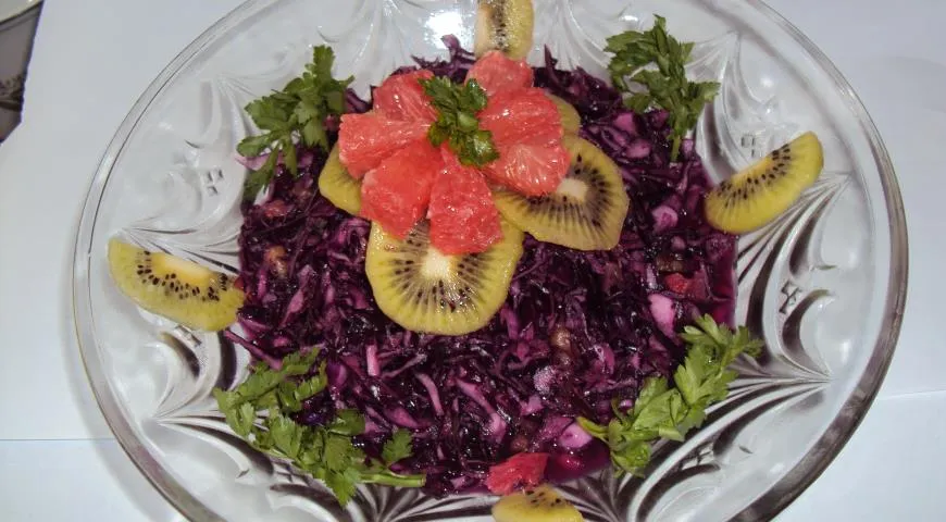 Рецепт салата из краснокочанной капусты, грейпфрута и киви