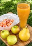 Напиток из груши и яблока с кубиками ледяной тыквы