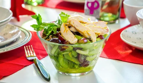 Салат с сельдереем, орехами, курицей и виноградом
