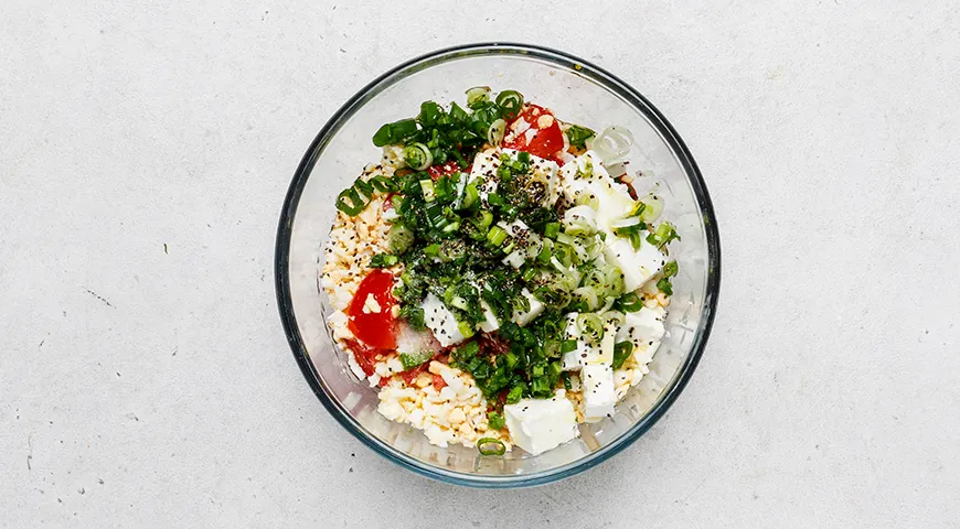 Салат с помидорами, сыром и яйцами