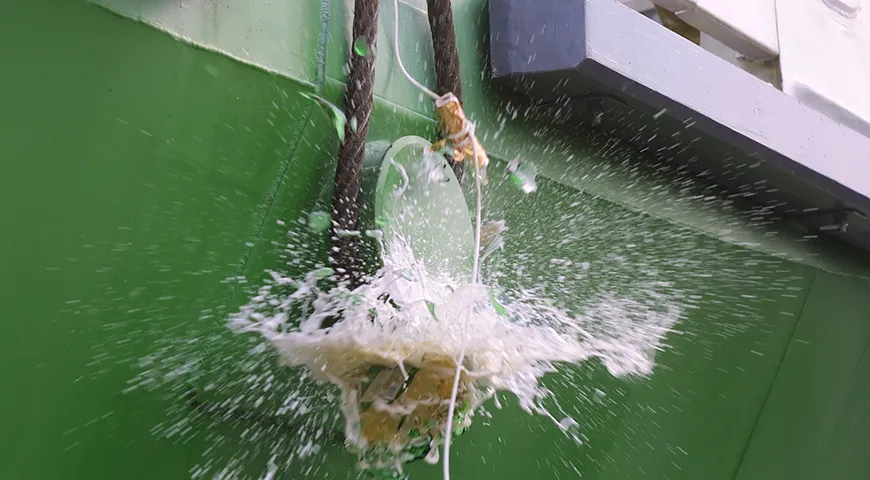 Разбивать бутылку шампанского о борт корабля — традиция на удачу