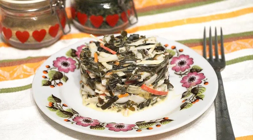 Салат из морской капусты с кальмарами.