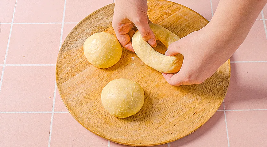 Культовая дырка в пончике — это вовсе не прихоть, а гениальное изобретение капитана Грегори в 1847 году, который проткнул сырое тесто, чтобы оно прожаривалось равномерно