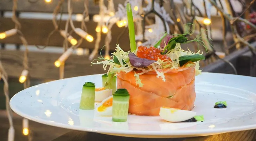 Оливье с подкопченным лососем, красной икрой и перепелиными яйцами