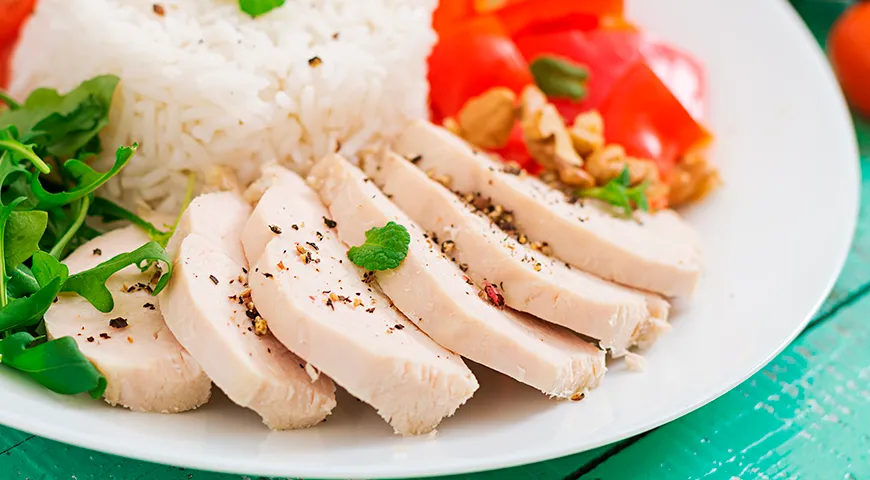 Вареная куриная грудка — источник высококачественного белка, который необходим для роста, восстановления тканей и поддержания мышечной массы