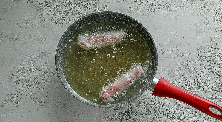 Хрустящие трубочки с колбасой и моцареллой