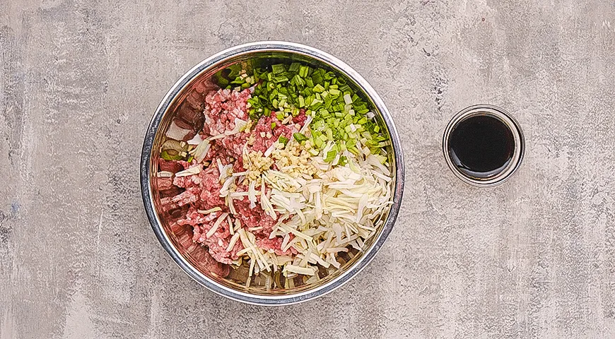 Жареные дамплинги со свининой