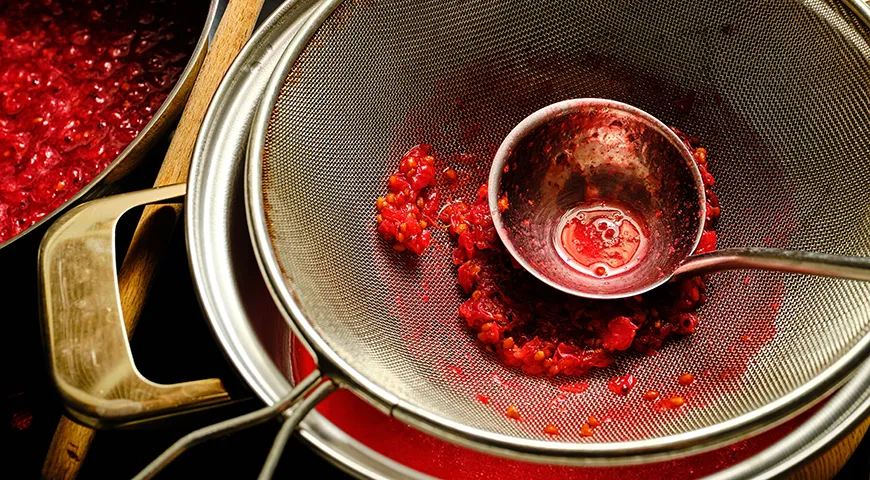 Самый удобный и практичный способ получить сок  — протирать размороженную ягоду через сито