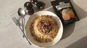 Спагетти болоньезе с посыпкой ореховая пангритата