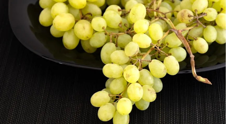 Белые сорта винограда обычно сладкие, особенно бессемянный кишмиш