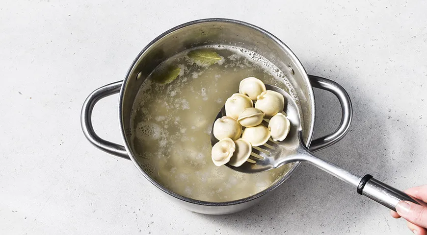 Пельмени в горшочке с сыром