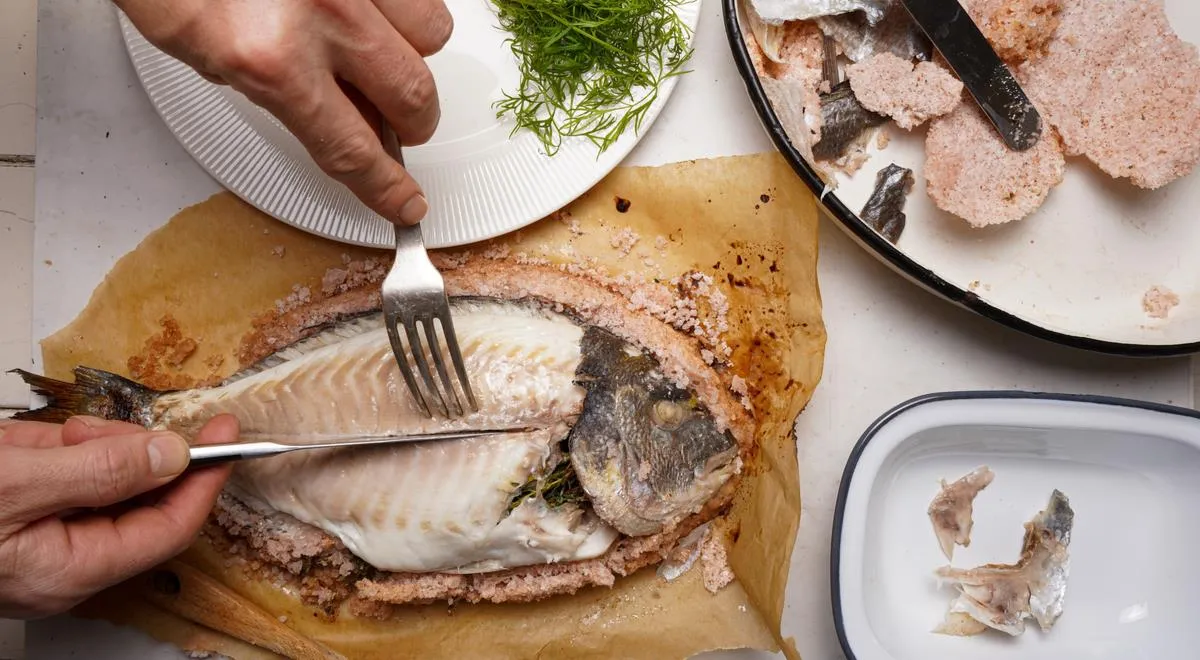 Во Франции запекают рыбу в соляной корке