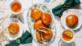 Сладкие булочки с яблоками и корицей