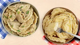 Как сделать вареники в домашних условиях: готовим и сравниваем классический и постный рецепт