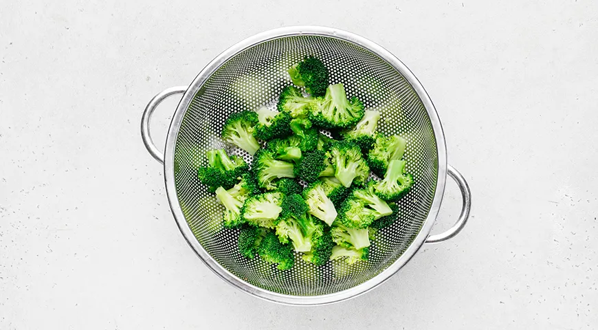 Минтай, запеченный с брокколи