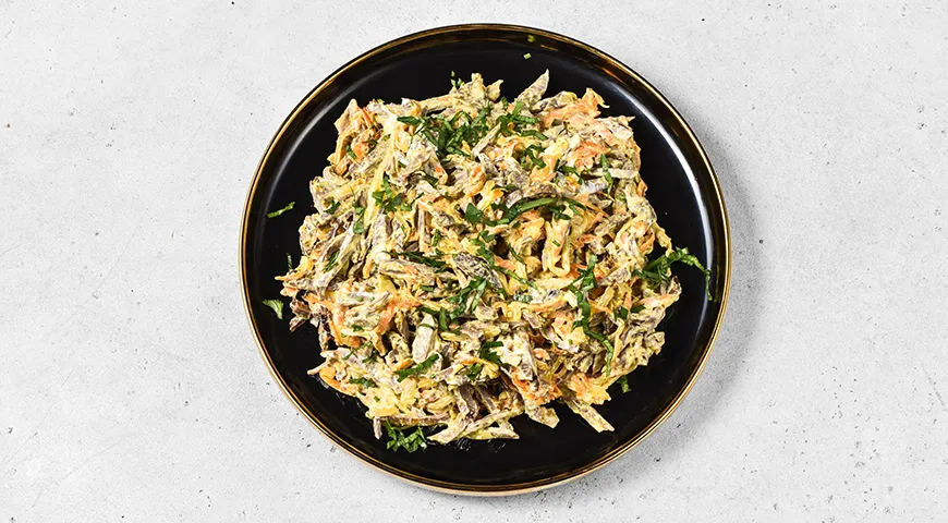 Салат со свиным сердцем, морковью и луком