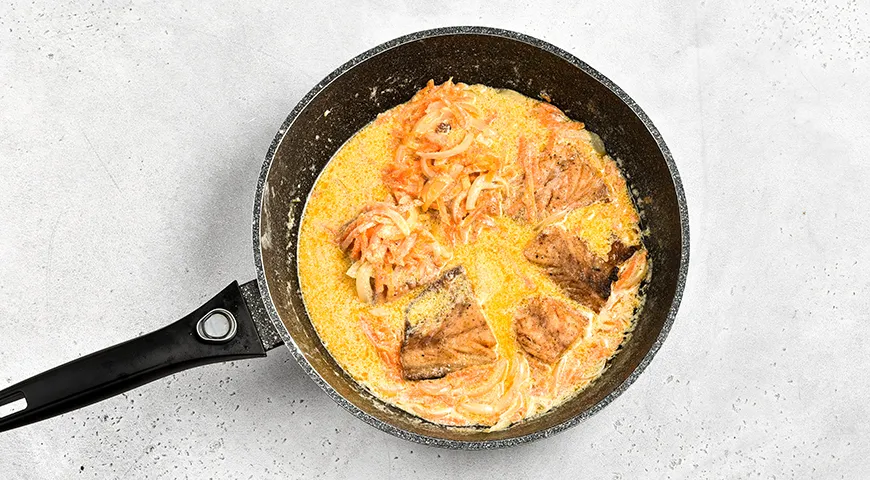 Тушеная скумбрия с овощами в сметане на сковороде