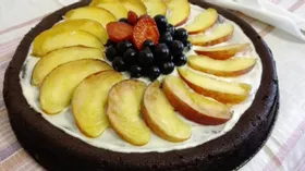 Мокрый черничный пирог со смородиной и персиками