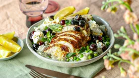 Боул с курицей, рисом и голубикой