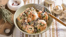 Куриные фрикадельки в грибном соусе (на сковороде)