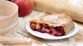 Штрудель с черной смородиной и яблоком из слоеного теста