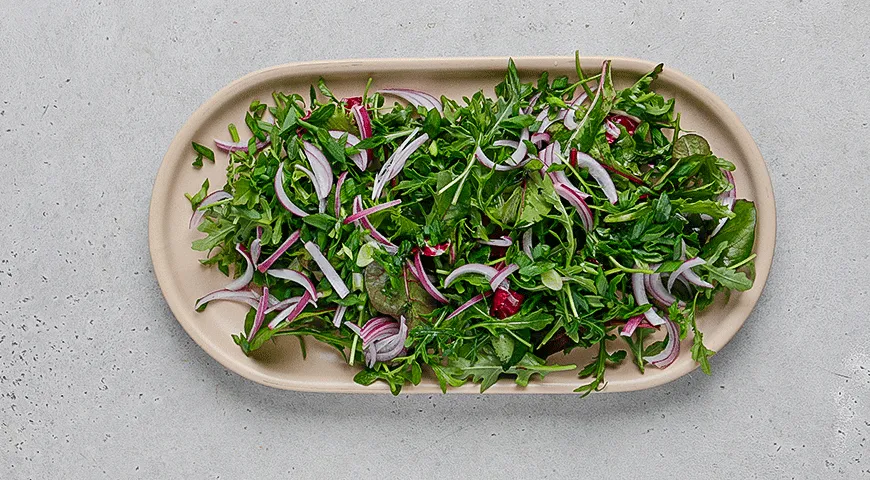 Зеленый салат с фрикадельками и брынзой