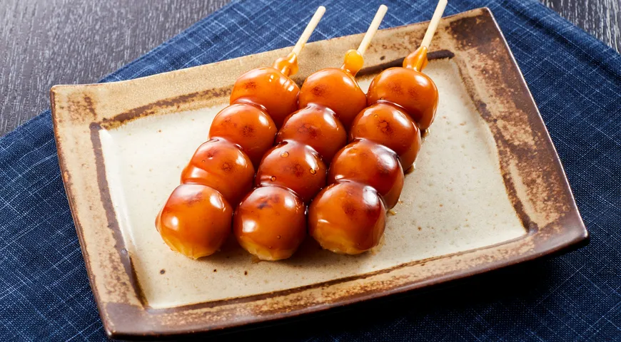 Митараши данго — японские рисовые клецки, покрытые сиропом из сладкого соевого соуса