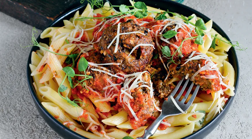 Фрикадельки из баклажанов с пастой