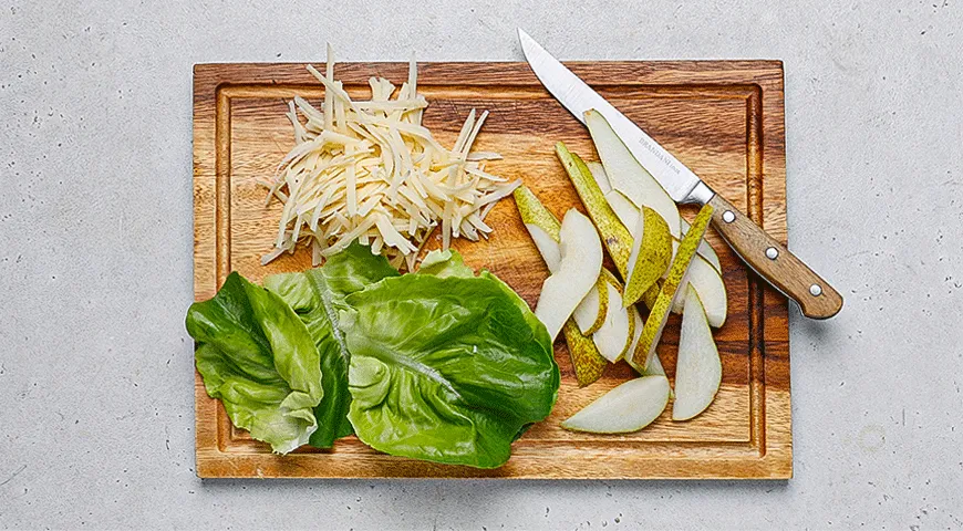 Зеленый салат с грушей, беконом и сыром