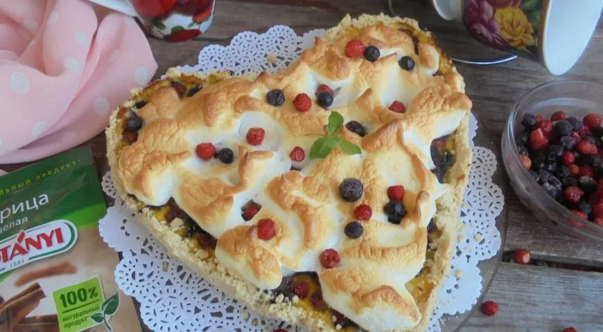 Рецепт Песочный пирог с ягодами и безе. Калорийность, химический состав и пищевая ценность.