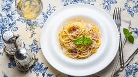 Спагетти карбонара с беконом и сливками