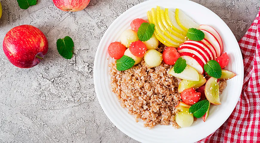 Гречневые хлопья со свежей дыней, арбузом, яблоком и грушей