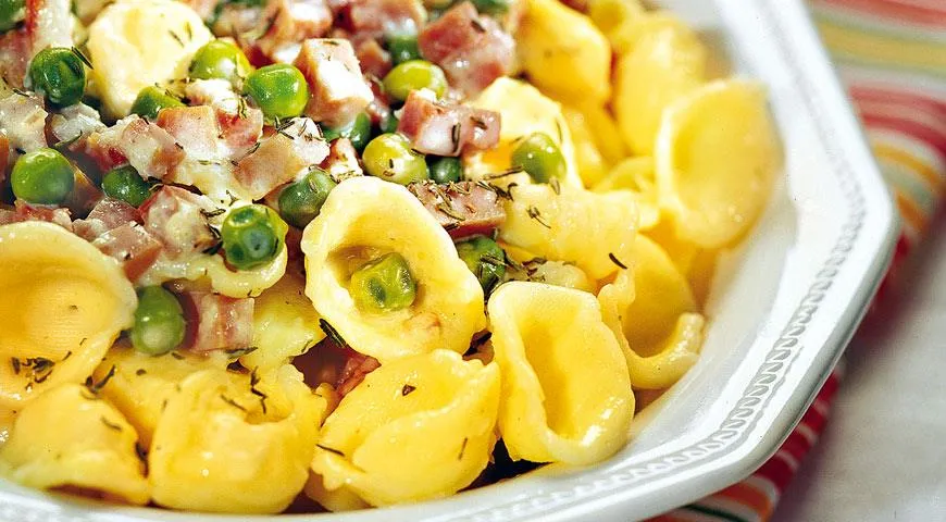 Рецепт макарон-ракушек с зеленым горошком и беконом