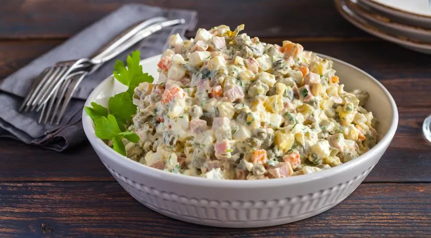 Оливье: советский рецепт с курицей и солёным огурцом